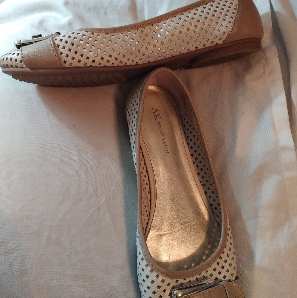 Anne Klein summer flats beige& white